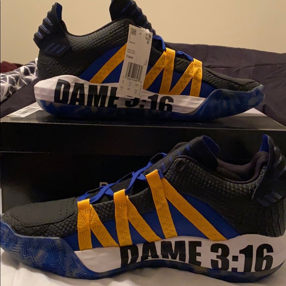 Men’s size 10.5 adidas dame 6